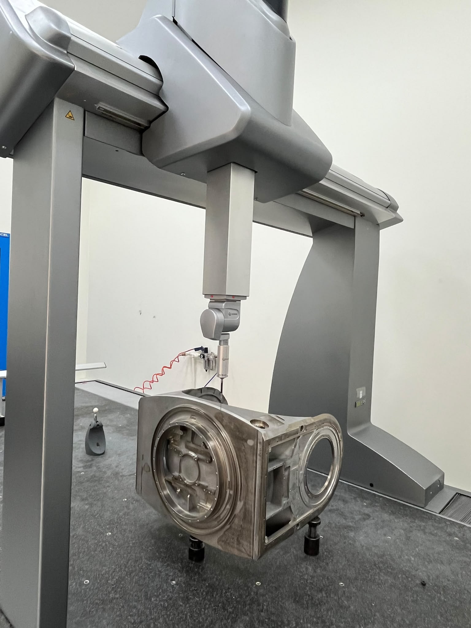 3D koordinat ölçüm cihazı (CMM) ile alüminyum gövde parçasının boyutsal doğrulaması