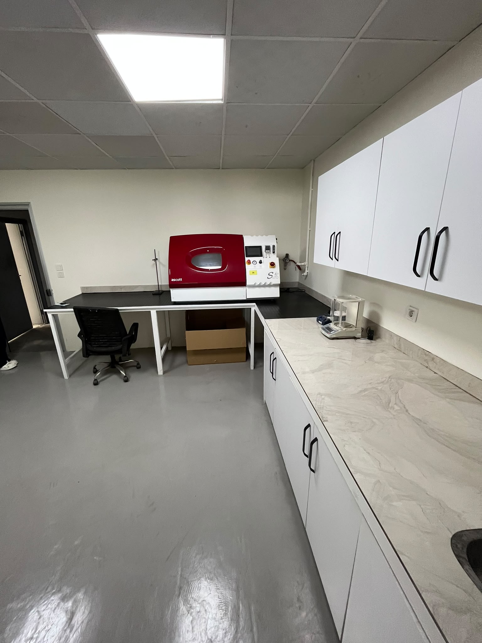 Proses laboratuvarı — tuz püskürtme (salt spray) test kabini ve hassas terazi